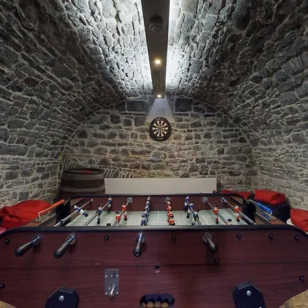 Dependance Du Chateaux De *